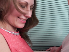 Две зрелые русские дамы занимались лесби сексом и ебались с мужиком