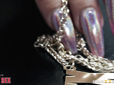 Три похотливые сиськастые мамочки на кровати затрахали лысого мужика