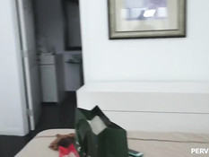 Грудастая зрелая шатенка соблазнила на секс молодого смуглого парня