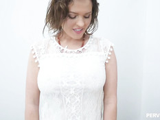 Грудастая зрелая шатенка соблазнила на секс молодого смуглого парня