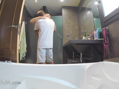 Голая сиськастая девушка подошла к спящему парню и развела на секс