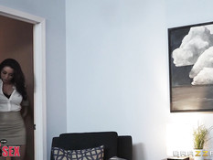 Сисястая шатенка зашла в кабинет к мужику и трахнулась с ним на столе