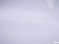 Голубоглазая блондинка с большими сиськами ебётся с парнем на кровати