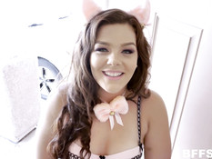 Три игривые молодые киски сделали минет и затрахали кудрявого парня