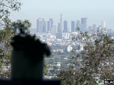 Темнокожие мужчины оттрахали двух пышногрудых американских блондинок