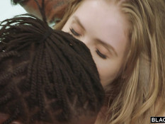 Темнокожие мужчины оттрахали двух пышногрудых американских блондинок