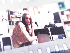 Охранники отъебали в подсобке двух пойманных за кражу сисястых девок