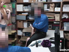 Охранники отъебали в подсобке двух пойманных за кражу сисястых девок