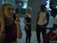 Две развратные белые девки в отеле занимались сексом с двумя неграми