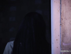 Блондинка предложила двум мужикам оттрахать подглядывающую брюнетку