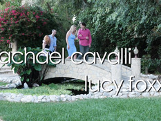 Возбуждённые американские свингеры занимаются сексом на пороге дома