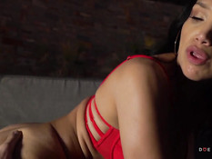 На роскошной тропической вилле занимаются сексом три молодые пары