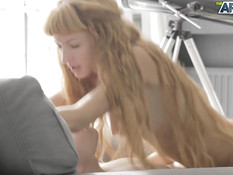 Разбудил длинноволосую русскую блондинку и отымел в киску на кресле