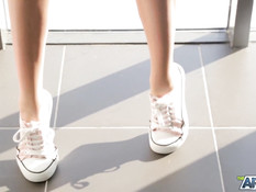 Худенькая русская девчонка раздевается и мастурбирует клитор руками