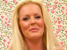 Wet pussy has fun with the stripper