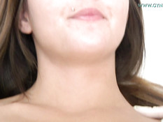 Женщина гинеколог провела обследование стройной чешской девчонки