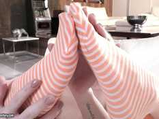 Худенькая блондиночка дрочит член ногами и даёт отпердолить в анал