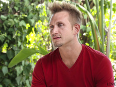 Облизал ноги худой татуированной девчонке и забрызгал ступни спермой