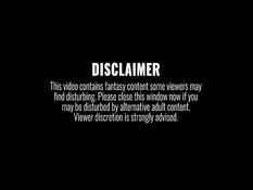 Стройная бисексуальная шлюшка ублажает своих похотливых клиентов