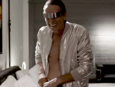 Стройная бисексуальная шлюшка ублажает своих похотливых клиентов