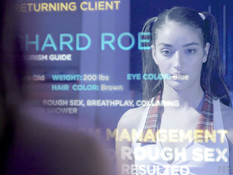 Стройная бисексуальная шлюшка ублажает своих похотливых клиентов