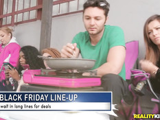 Бесстыжая молодая шалава сосёт член и трахается с парнем на крыльце