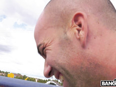 Сисястая латинская блондинка на шоссе трахается с лысым парнем в анал