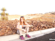 Грудастая милфа шла по шоссе с голыми сиськами и ебалась на обочине