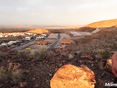 Грудастая милфа шла по шоссе с голыми сиськами и ебалась на обочине