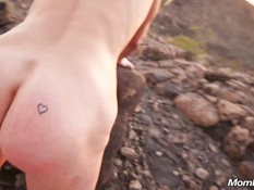 Грудастая милфа шла по шоссе с голыми сиськами и ебалась на обочине