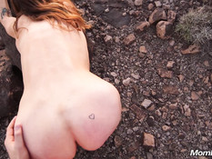 Грудастая милфа шла по шоссе с голыми сиськами и ебалась на обочине