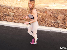 Грудастая милфа шла по шоссе с голыми сиськами и ебалась на обочине