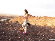 Грудастая милфа шла по шоссе с голыми сиськами и ебалась на обочине