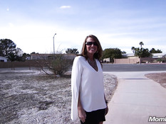 Бесстыжая рыжая милфа гуляет без трусиков в парке и ебётся раком