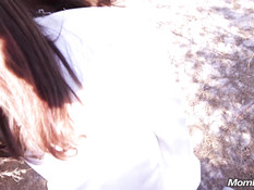 Бесстыжая рыжая милфа гуляет без трусиков в парке и ебётся раком