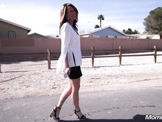 Бесстыжая рыжая милфа гуляет без трусиков в парке и ебётся раком