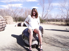 Бесстыжая рыжая милфа гуляет без трусиков в парке и ебётся раком