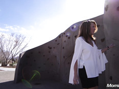 Бесстыжая рыжая милфа гуляет без трусиков в парке и ебётся раком