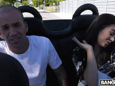 Лысый мужик отпердолил испанскую студентку в анал на свежем воздухе