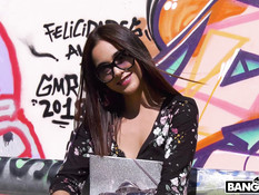 Лысый мужик отпердолил испанскую студентку в анал на свежем воздухе