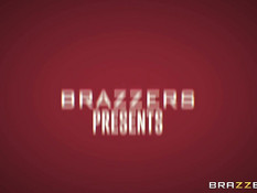 Игривая молодая мулатка с большой грудью затрахала белого бойфренда