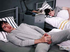 Два голубых парня соседа по комнате посреди ночи занялись гей сексом