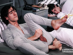 Два голубых парня соседа по комнате посреди ночи занялись гей сексом