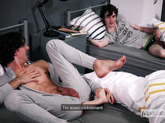 Два голубых парня соседа по комнате посреди ночи занялись гей сексом