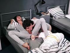 Два голубых парня соседа по комнате посреди ночи занялись гей сексом