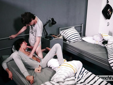 Два голубых парня соседа по комнате посреди ночи занялись гей сексом