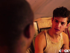 Белый парень познакомился с чёрным геем и дал отпердолить себя в зад