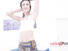 Трое мужиков оттрахали в рот и в задницу молодую любительницу анала