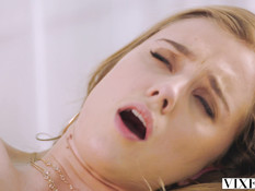 Он отымел худую татуированную блондиночку и довёл до сквирт оргазма