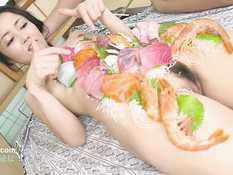 Худенькая японская подружка трахается с парнем в ванной и в комнате